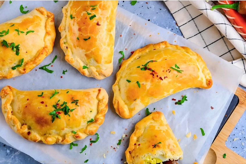 Empanadas nướng lò vàng giòn, hương vị đậm đà kiểu Argentina