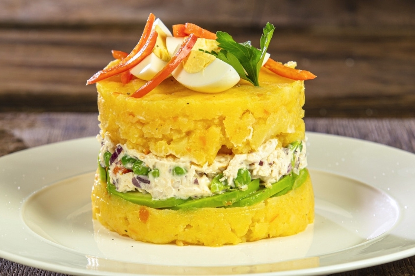 Causa Rellena - Bánh khoai tây nghiền nhân thịt gà và rau củ