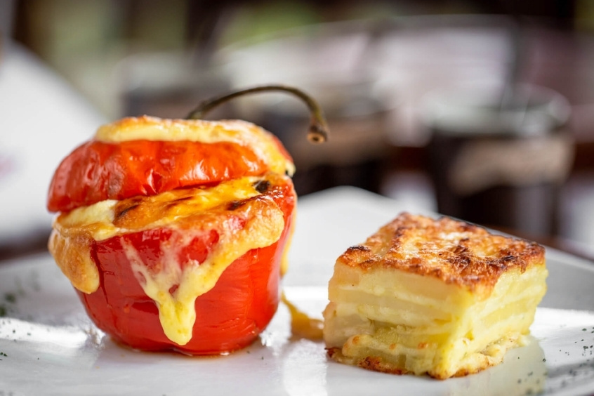 Rocoto Relleno - Ớt đỏ nhồi thịt băm và phô mai nướng