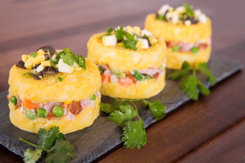 Causa Rellena - Bánh khoai tây nghiền nhân gà, trang trí đẹp mắt