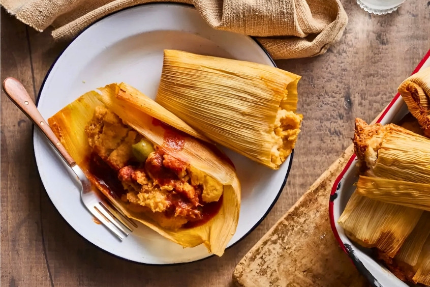 Tamales – Bánh tamales hấp truyền thống Mexico với nhân thịt hoặc rau củ
