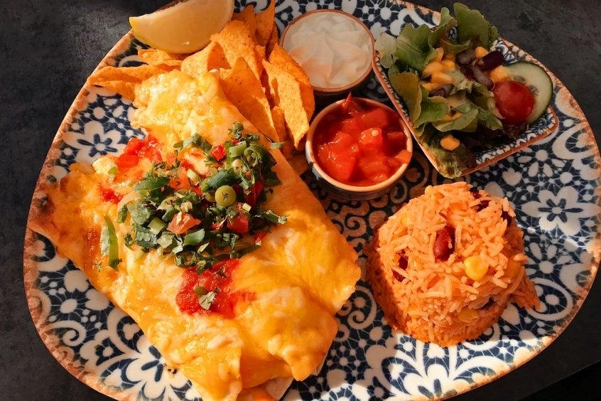 Bánh cuộn Enchiladas ăn kèm phô mai, rau tươi và sốt cay nhẹ