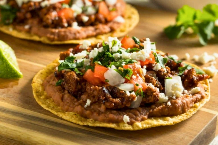 Bánh Tostadas giòn rụm, phủ đầy nhân hấp dẫn, món ăn đường phố Mexico