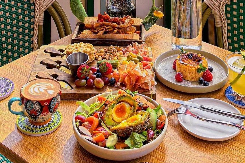 Bữa sáng phong cách Melbourne với các món tráng miệng, bánh mì và trái cây tươi