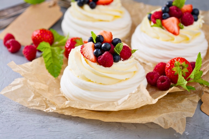 Món tráng miệng Pavlova với lớp bánh meringue giòn xốp, phủ kem tươi và trái cây tươi - Đặc sản nổi tiếng trong ẩm thực Úc