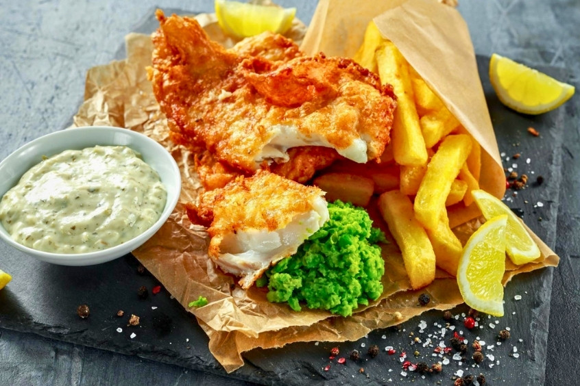 Fish and Chips – Món ăn với cá chiên giòn và khoai tây chiên vàng ruộm, hương vị truyền thống hấp dẫn
