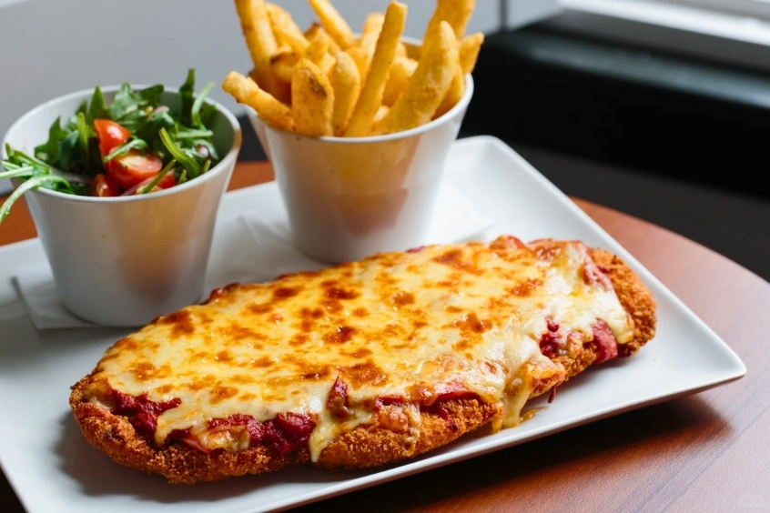 Chicken Parmigiana – Món gà nướng phủ phô mai và sốt cà chua đặc trưng