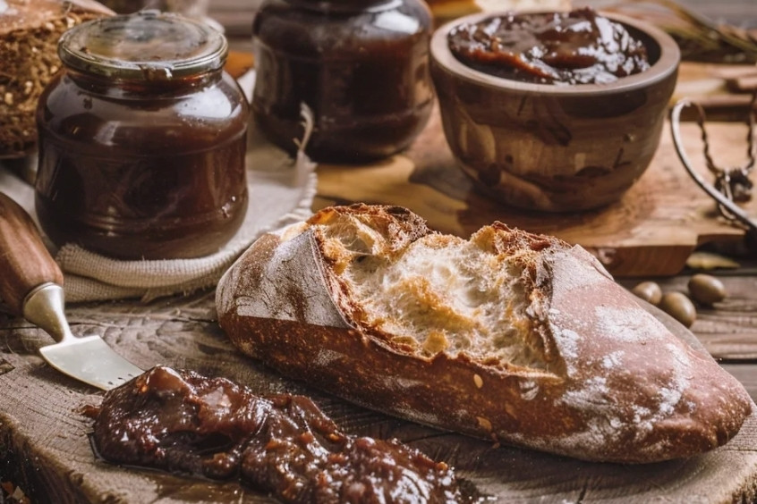 Bơ Vegemite phết lên bánh mì nướng, hương vị mặn đậm đà đặc trưng của người Úc