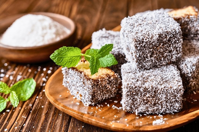 Bánh Lamington truyền thống của Úc phủ socola và dừa nạo thơm ngon