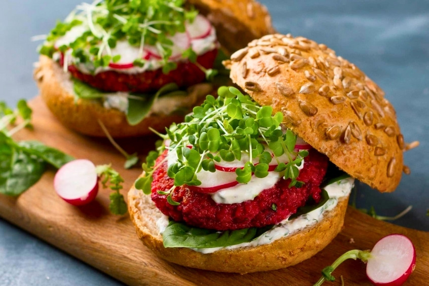 Hamburger củ dền với thịt bò tươi, rau tươi và bánh mì giòn, món ăn đặc trưng tại Úc