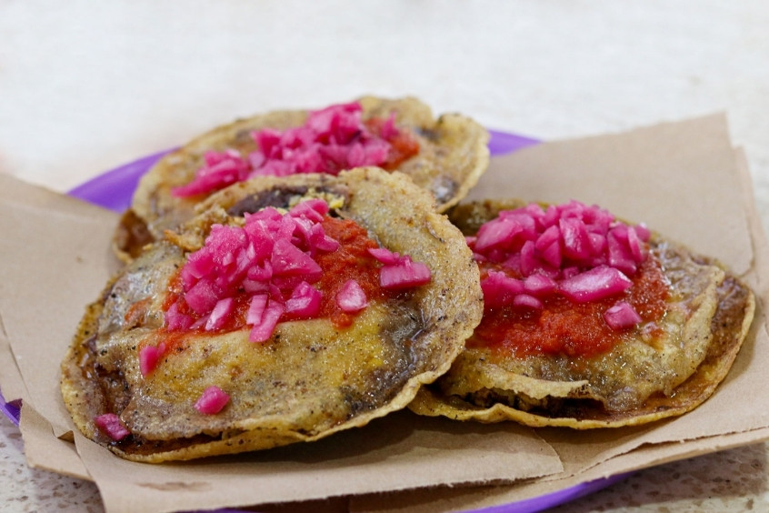 Món ăn đặc sản Campeche Panuchos - Bánh ngô chiên nhồi đậu đen phủ hành muối