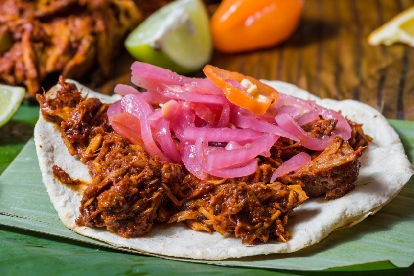 Cochinita Pibil - Thịt heo ướp achiote nướng lá chuối truyền thống