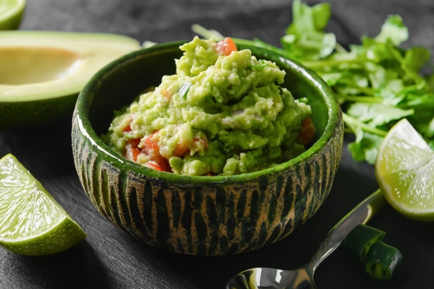 Guacamole - Sốt bơ trộn hành tím, ớt và chanh đặc trưng của Mexico
