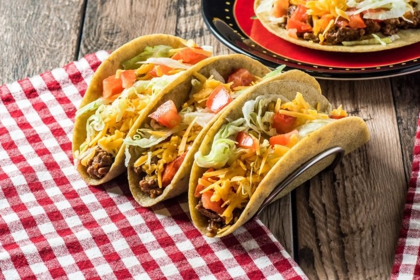 Tacos - Bánh ngô gói thịt, rau và sốt salsa
