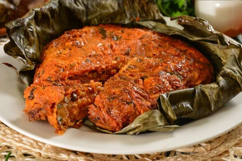 Pibipollo - Bánh ngô lớn nướng lá chuối nhân gà và gia vị