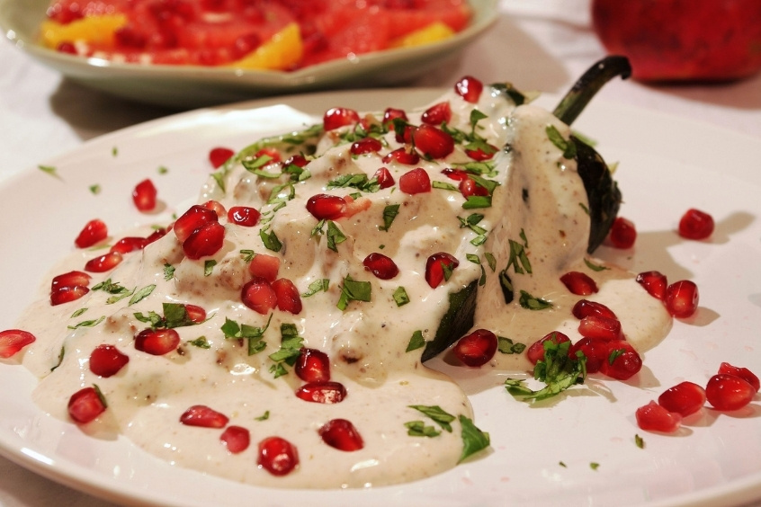 Chiles en Nogada - Ớt nhồi thịt phủ sốt óc chó và hạt lựu