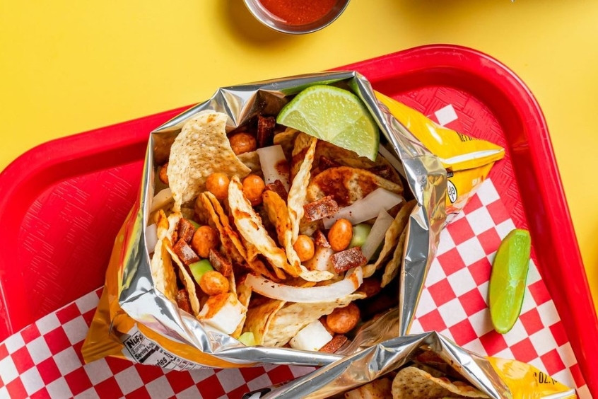 Dorilocos - Snack Doritos trộn trái cây, đậu và sốt cay Mexico