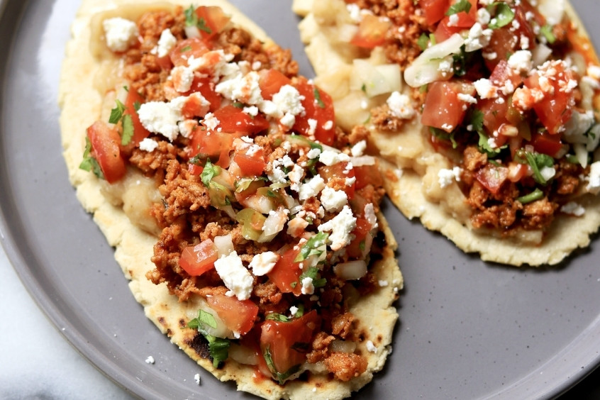 Huaraches - Bánh ngô dài phủ thịt, đậu và phô mai Mexico