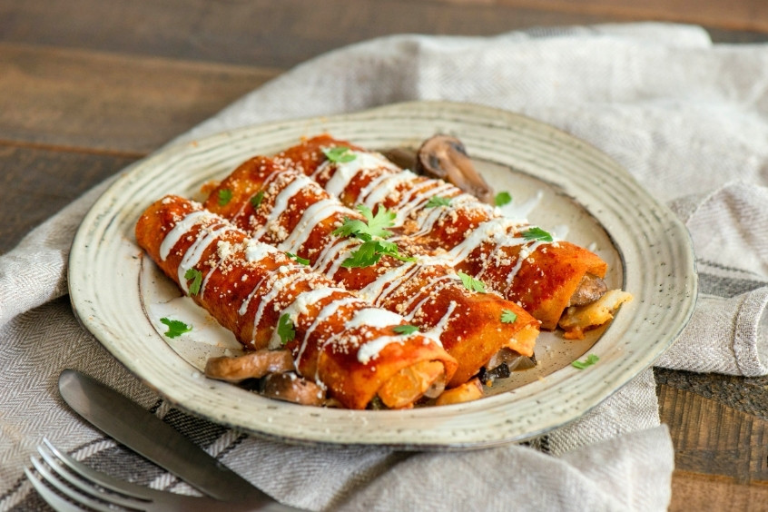 Enchiladas - Bánh ngô cuộn nhân thịt phủ sốt đỏ cay