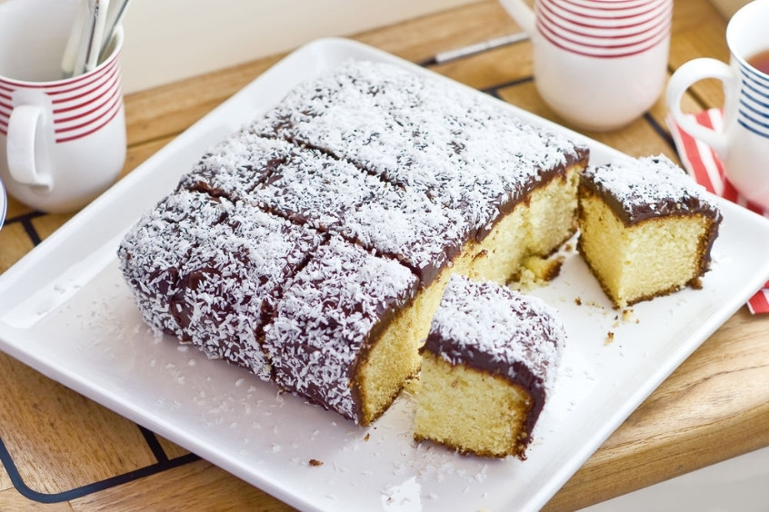 Lamington cake phủ dừa thơm ngon trứ danh của Úc