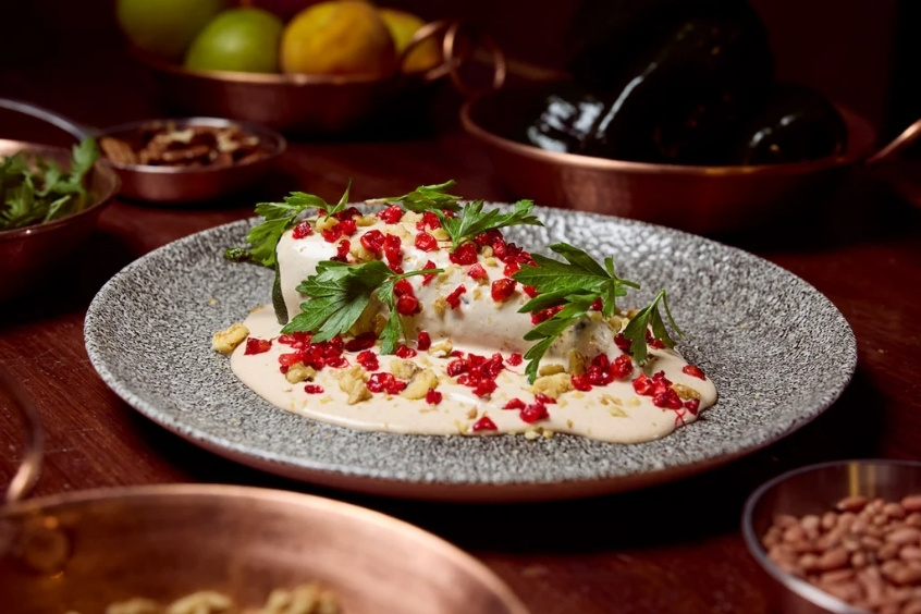 Ớt nhồi sốt óc chó Chiles en Nogada đặc sản San Miguel