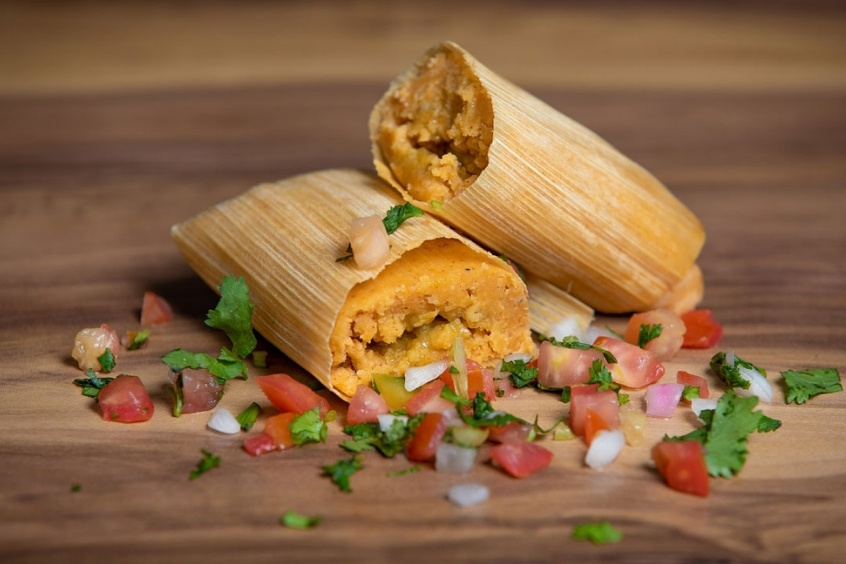 Bánh tamales de elote làm từ ngô non đặc sản San Miguel