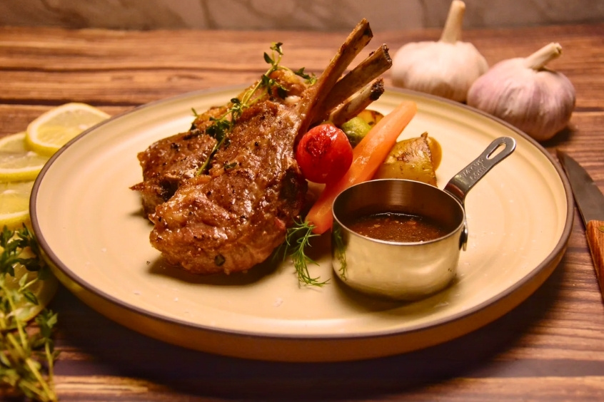 Sườn cừu Úc nướng vàng óng, thịt mềm và đậm đà, món ăn đặc sản Canberra hấp dẫn