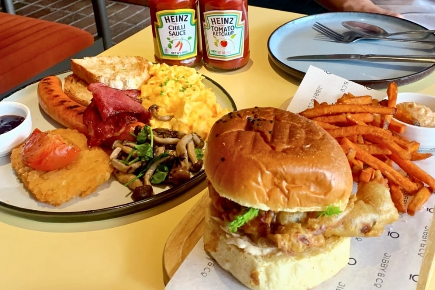 Bữa sáng kiểu Úc với trứng, xúc xích, thịt xông khói và bánh mì nướng, đầy năng lượng