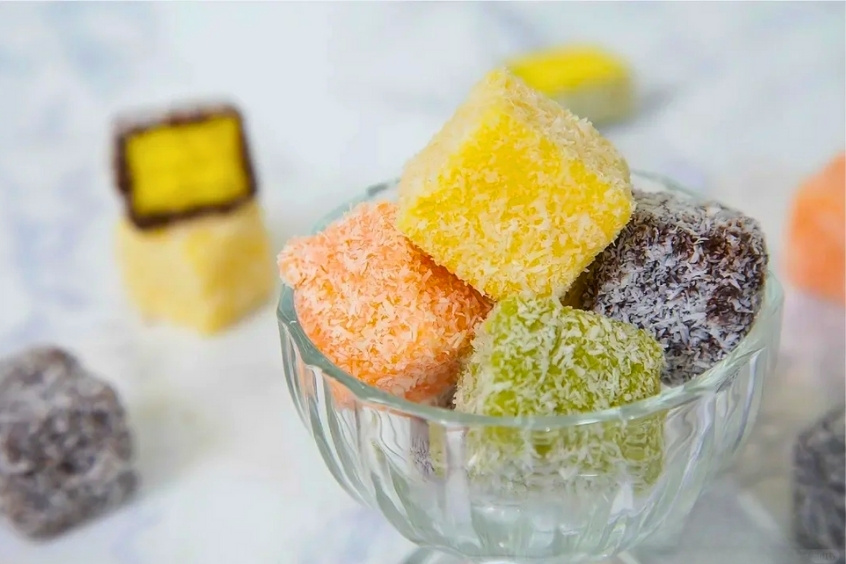 Bánh Lamington truyền thống của Úc với lớp socola phủ và dừa nạo thơm ngon