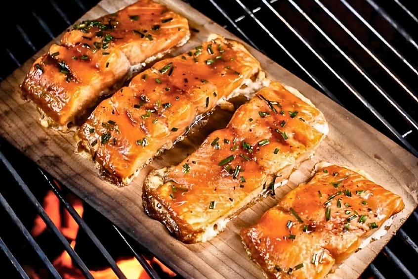 Cá hồi nướng than gỗ tuyết tùng – Đặc sản Vancouver với hương vị khói tự nhiên, thịt cá mềm ngọt và giàu dinh dưỡng