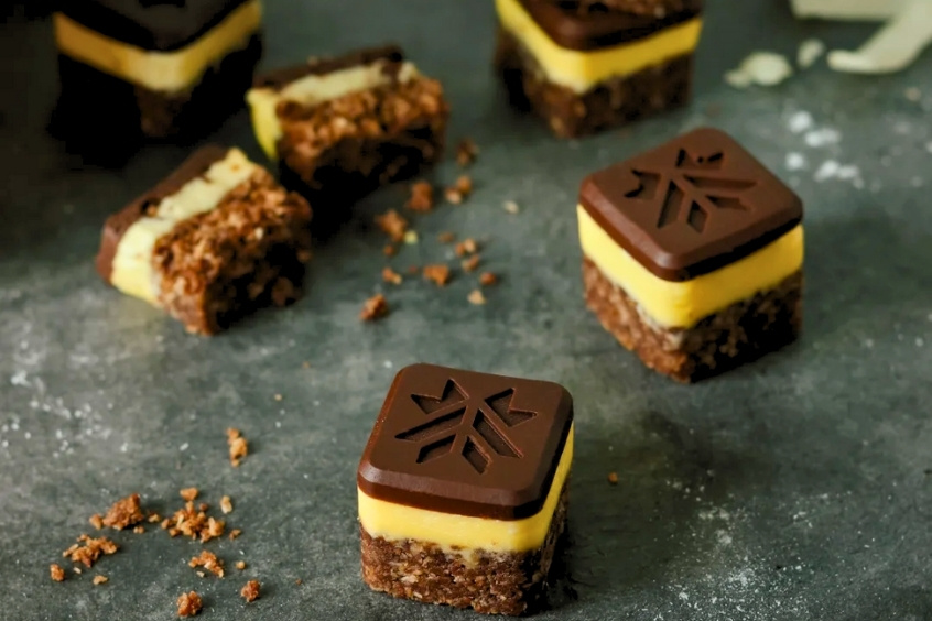 Bánh Nanaimo Bars đặc sản Vancouver với ba lớp socola kem bơ và vụn bánh quy hấp dẫn được 190 travel gợi ý cho du khách