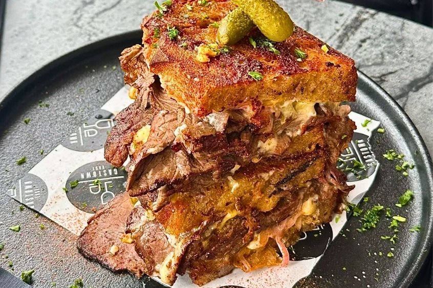 Trải nghiệm ẩm thực Vancouver với món bánh mì kẹp thịt xông khói giòn rụm và đậm vị