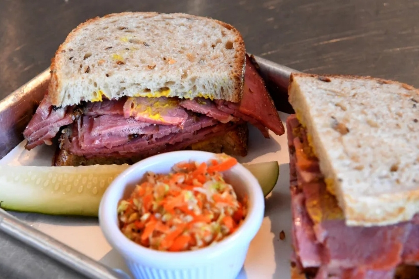 Smoked Meat Sandwich món kẹp thịt xông khói thơm ngon