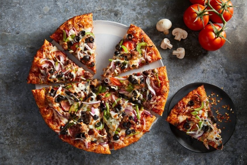 Pizza Canada phủ đầy phô mai và topping