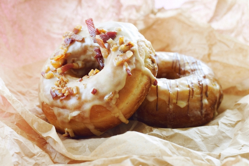 Maple Bacon Donuts bánh donut phủ siro và bacon