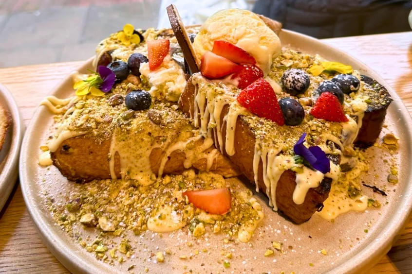 Bánh mì nướng kiểu Pháp French Toast lớp ngoài vàng giòn bên trong mềm mại