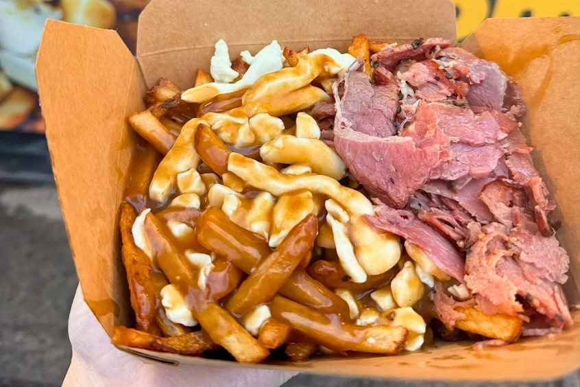 Món Poutine nổi tiếng với khoai tây chiên và phô mai sốt thịt đậm đà đặc sản Oakville
