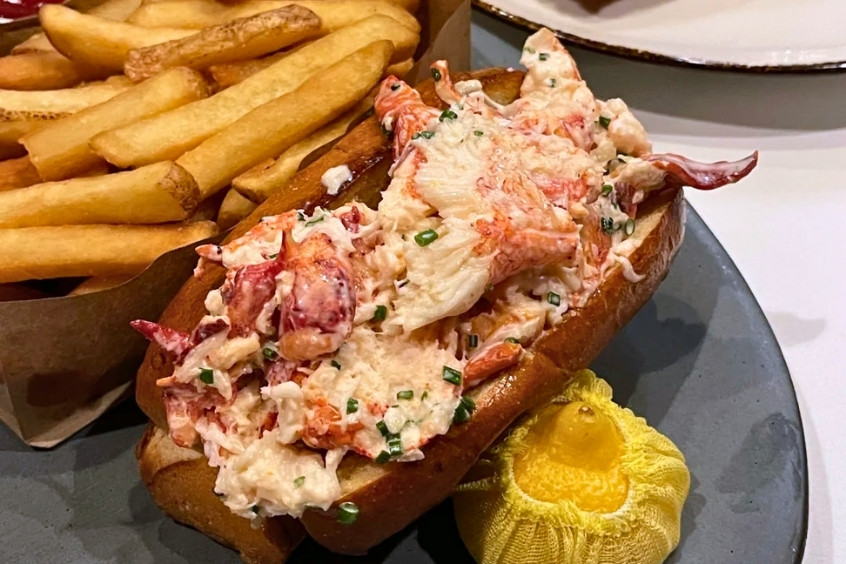 Bánh mì Lobster Roll nhân tôm hùm ngọt thịt hương vị đặc sản Oakville nổi tiếng