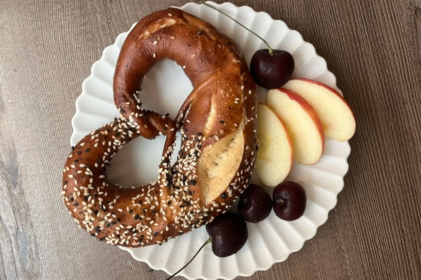 Pretzel nóng hổi, lớp vỏ vàng nâu và rắc muối tinh tế, đặc trưng ẩm thực Áo