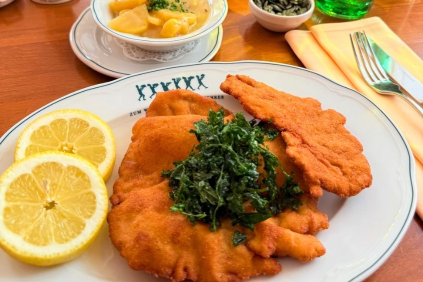 Thịt bê chiên giòn Wiener Schnitzel đặc trưng Salzburg nổi tiếng của ẩm thực Áo