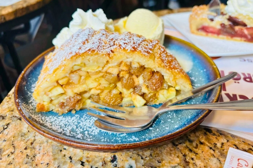 Bánh Apfelstrudel giòn rụm với nhân táo mềm ngọt, khám phá ẩm thực Áo, gợi ý từ 190 Travel