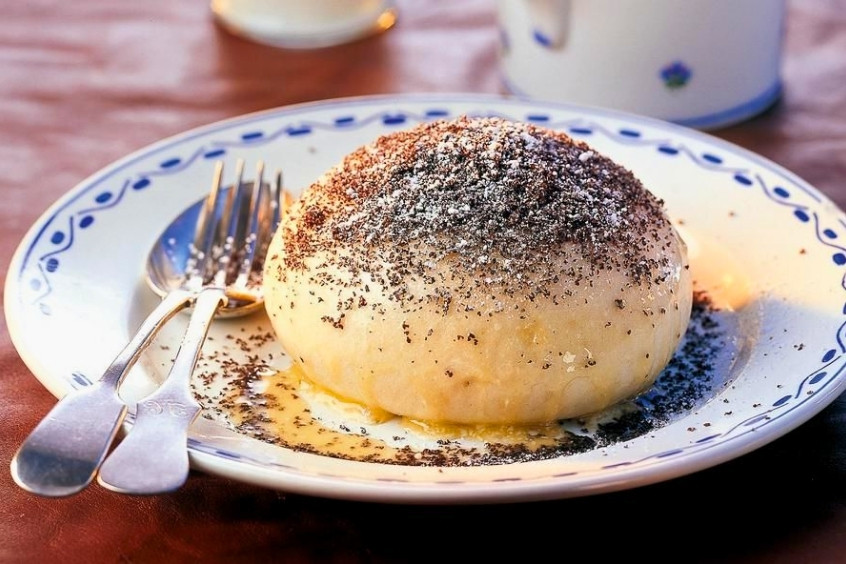 Bánh Germknodel mềm mịn với nhân mứt mận thơm ngon, rắc hạt anh túc