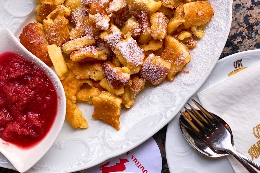 Bánh kếp xé nhỏ Kaiserschmarrn hấp dẫn, phủ đường bột và mứt trái cây tươi