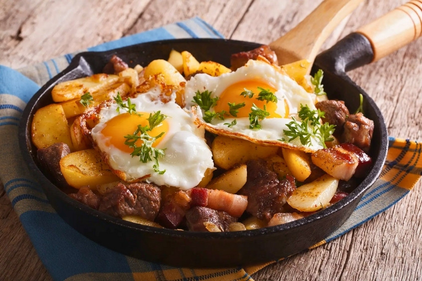 Món ăn đặc sản Innsbruck Tiroler Grostl với lớp khoai tây chiên vàng giòn cùng trứng và thịt béo ngậy