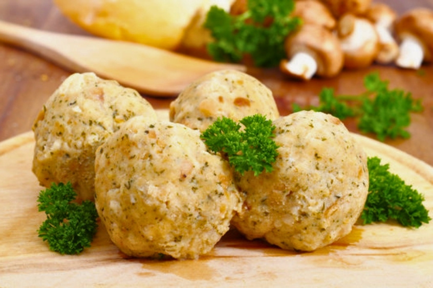 Bánh bao Speckknodel nhân thịt xông khói thơm ngon tại Innsbruck