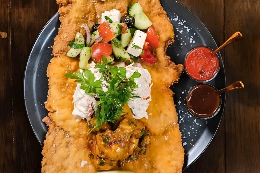 Schnitzel vàng giòn, thịt bên trong mềm ngọt, món ăn hấp dẫn tại Innsbruck
