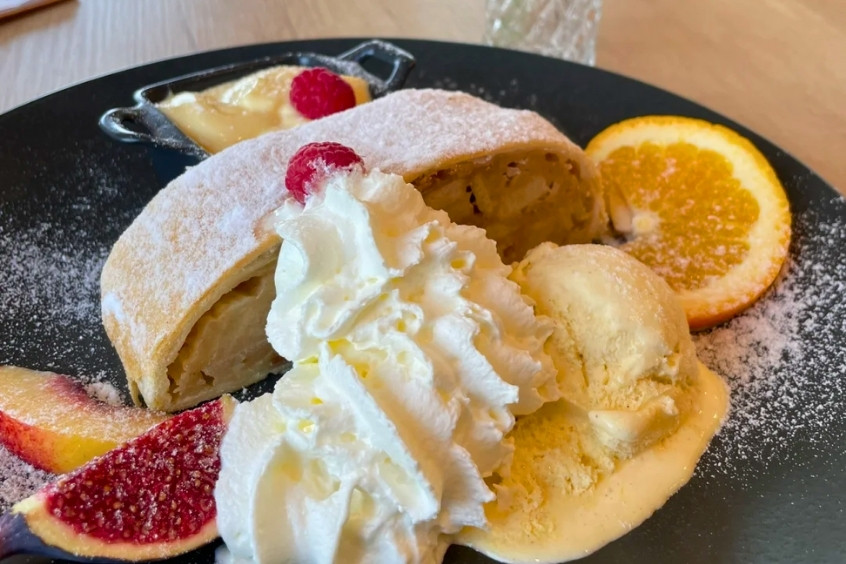 Apfelstrudel cuốn táo vàng óng, hương vị thơm ngon, đậm chất ẩm thực Áo