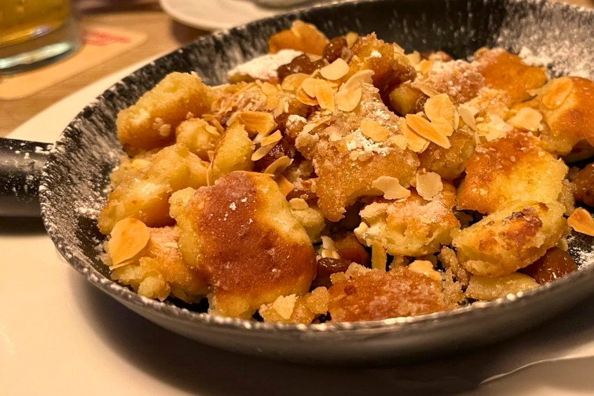 Kaiserschmarrn phong cách Áo với bánh kếp xé nhỏ, ngon mềm, rắc đường bột