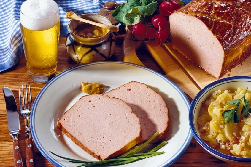 Bánh pate Tiroler Leberkäse nướng vàng giòn, mềm thơm, hương vị Áo truyền thống