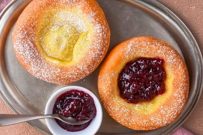 Kiachl bánh chiên dẹt thơm giòn, ăn kèm sốt hoặc mứt trái cây tươi